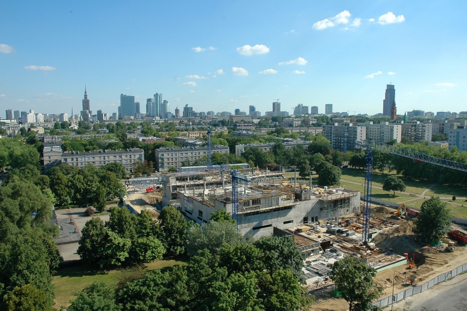 Muzeum POLIN w budowie, lipiec 2010. W tle panorama Warszawy.
