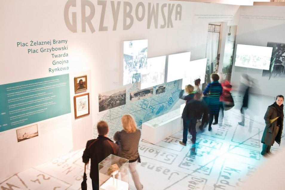 Grupa osób ogląda wystawę czasową w Muzeum POLIN.