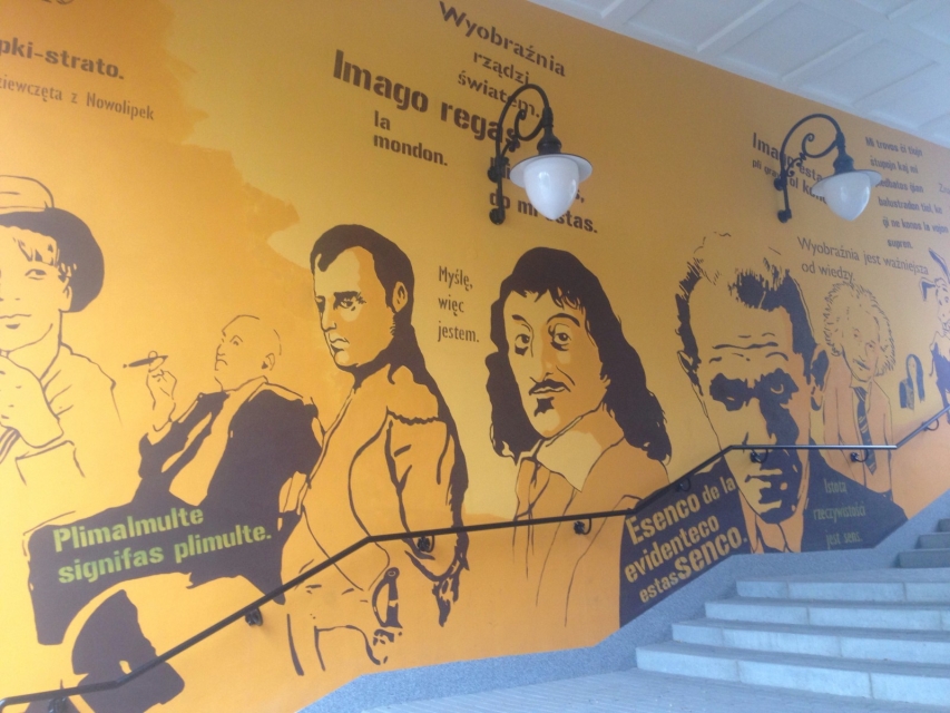 Mural w przejściu podziemnym przedstawiający różne postacie, np. Kartezjusza, oraz cytaty.