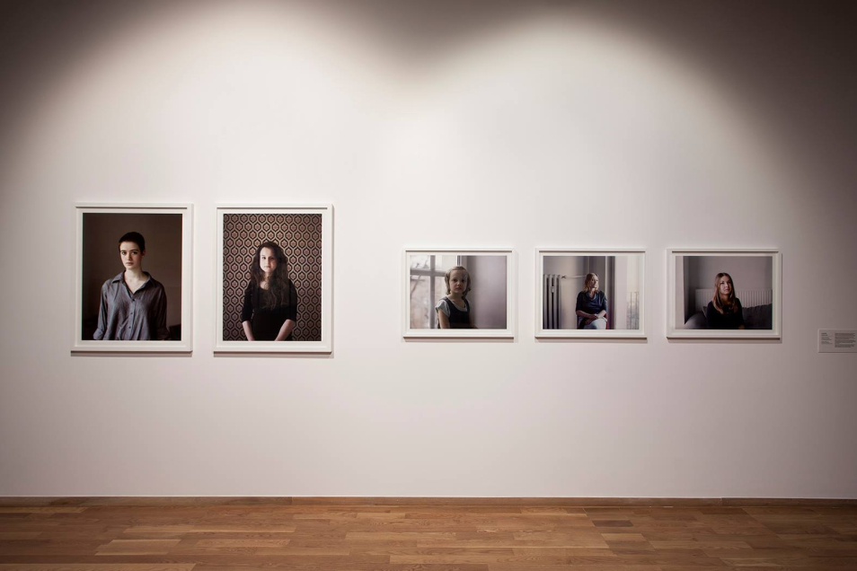 Galeria sztuki. Obrazy na ścianie.