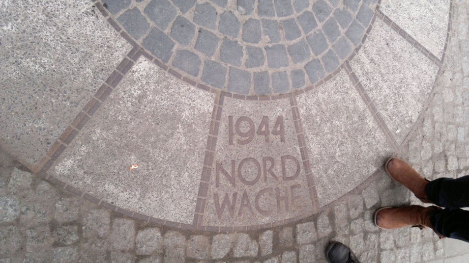 Na chodniku napis 1944, Nordwache