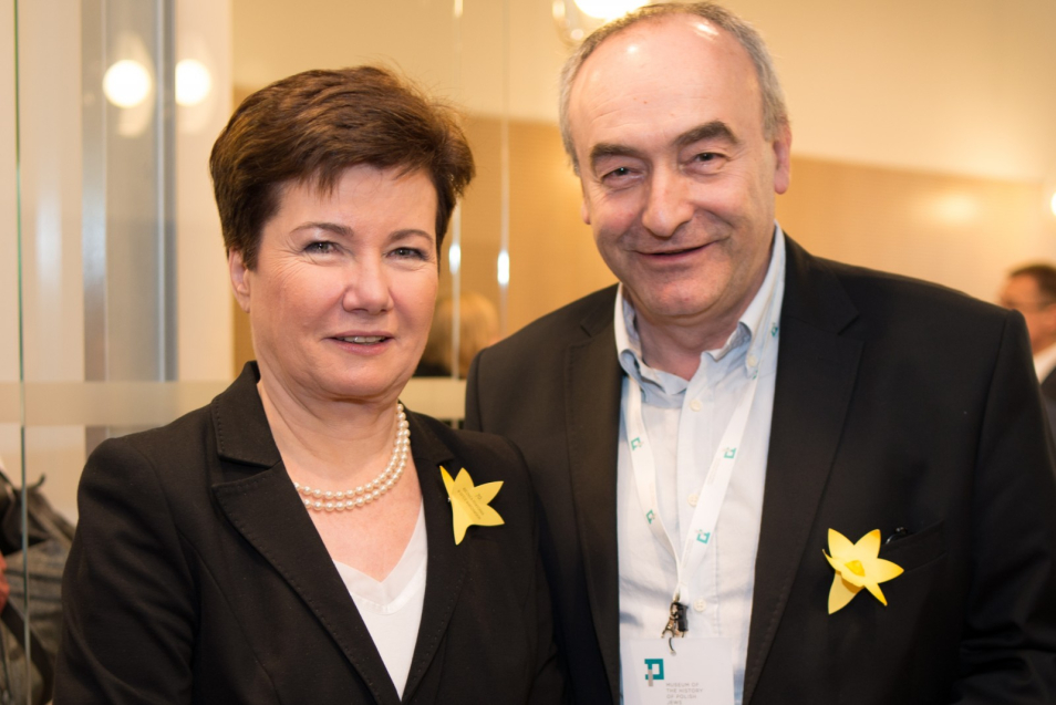 Akcja Żonkile 2013. Hanna Gronkiewicz-Waltz i Zygmunt Stępiński z papierowymi żonkilami przypiętymi do ubrań.