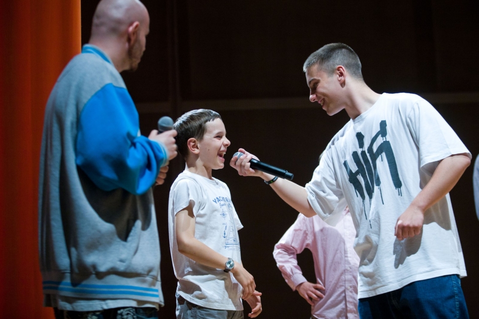 Dwaj raperzy wciągają do zabawy dzieci. Chłopiec próbuje swych sił. Poetycki Beatbox podczas "Dnia Dziecka" 2013.
