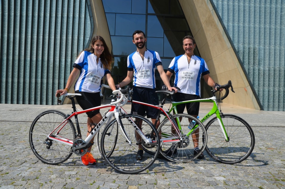 Troje rowerzystów przed Muzeum POLIN.
