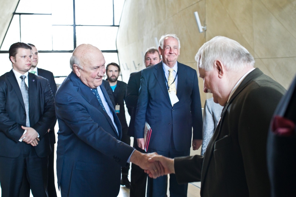 Lech Wałęsa wita się z mężczyzną w garniturze podczas wizyty w Muzeum POLIN w 2013 r.
