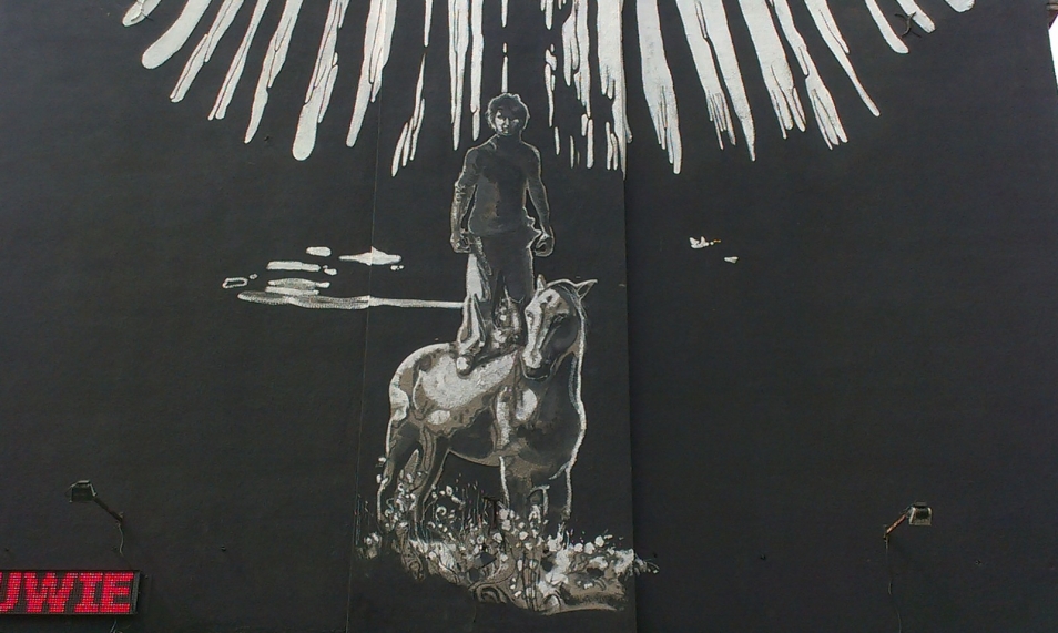 Mural "Zalikierdo drom", który znajduje się na ul. Męcińskiej, nawiązujący do zagłady Romów. Wykonany jest w kolorach czarnym i białym, przedstawia mężczyznę stojącego na grzbiecie konia