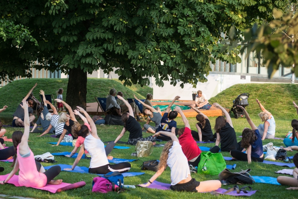 Joga na trawie