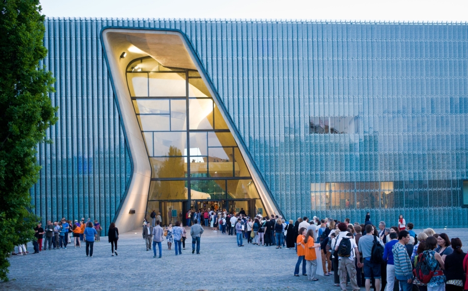 Kolejka przed Muzeum POLIN podczas Nocy Muzeów.
