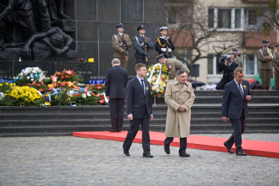 Obchody 72. rocznicy wybuchu powstania w getcie warszawskim - delegacja przy pomniku Bohaterów Getta.