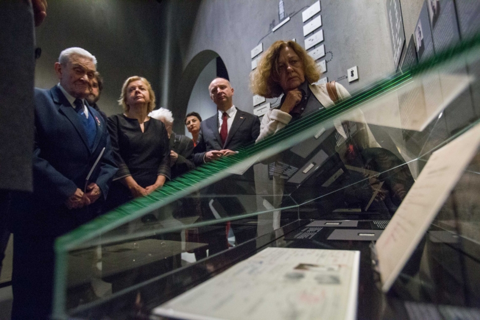 Grupa osób na wystawie stałej w Muzeum POLIN.