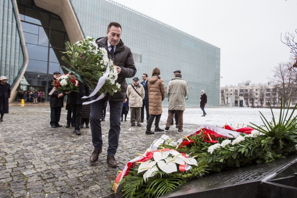 75. rocznica powstania "Żegoty" - złożenie kwiatów pod Pomnikiem Bohaterów Getta.
