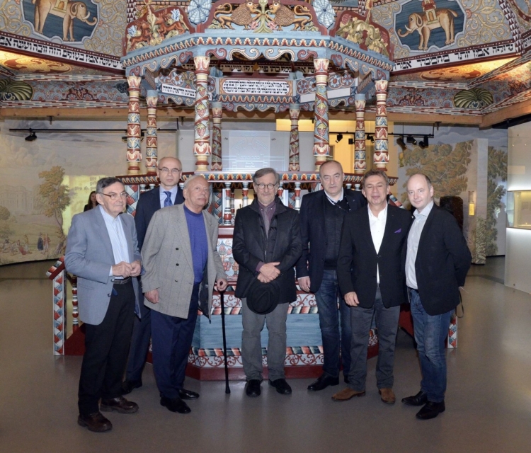 Delegacja z Marianem Turskim przed rekonstrukcją synagogi na wystawie stałej w Muzeum POLIN.