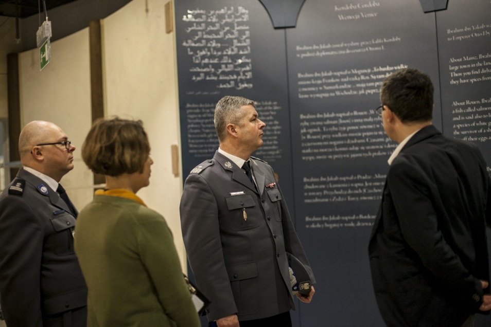 Policjanci zwiedzają wystawę stałą w Muzeum POLIN.