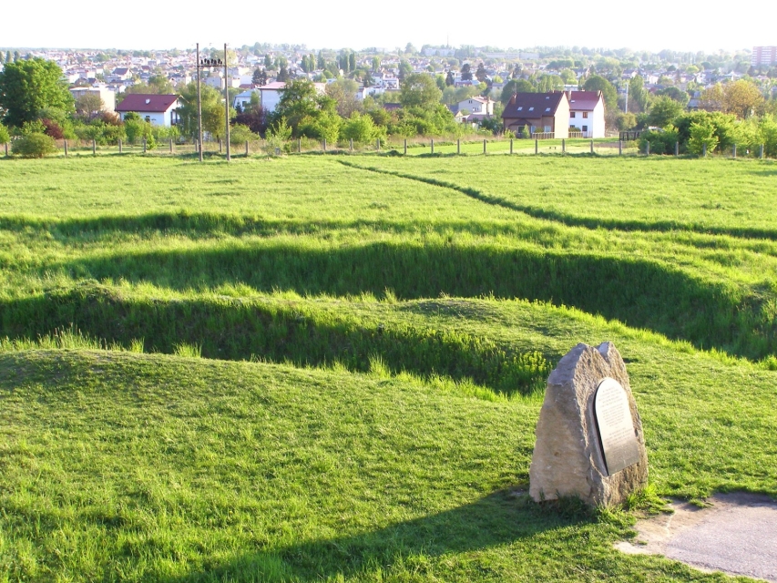 Macewa i tablica pamiątkowa w miejscu zamordowania 18400 Żydów - więźniów Majdanka w Lublinie.