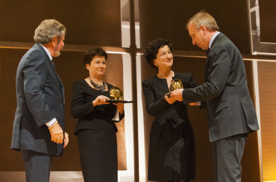 Gala wręczenia nagród Ireny Sendlerowej. Na scenie Hanna Gronkiewicz-Waltz i laureaci.