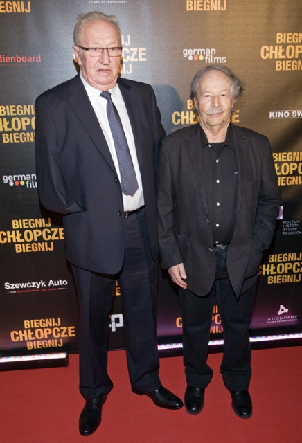 Dwóch mężczyzn pozuje do zdjęcia podczas premiery filmu "Biegnij, chłopcze, biegnij".