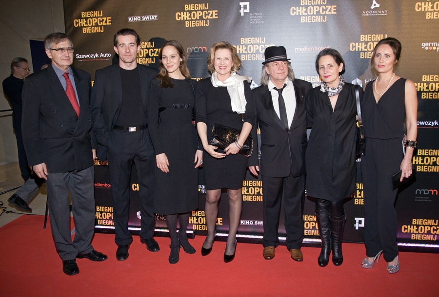 Aktorzy pozują do zdjęcia podczas premiery filmu "Biegnij, chłopcze, biegnij".