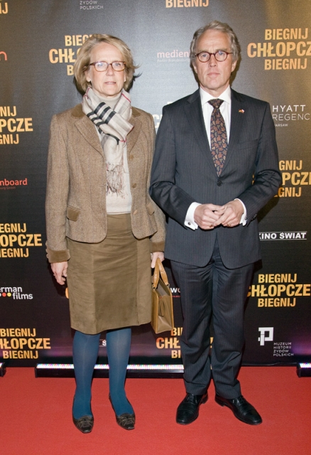 Dwie osoby pozują na tle ścianki promującej film "Biegnij, chłopcze, biegnij".