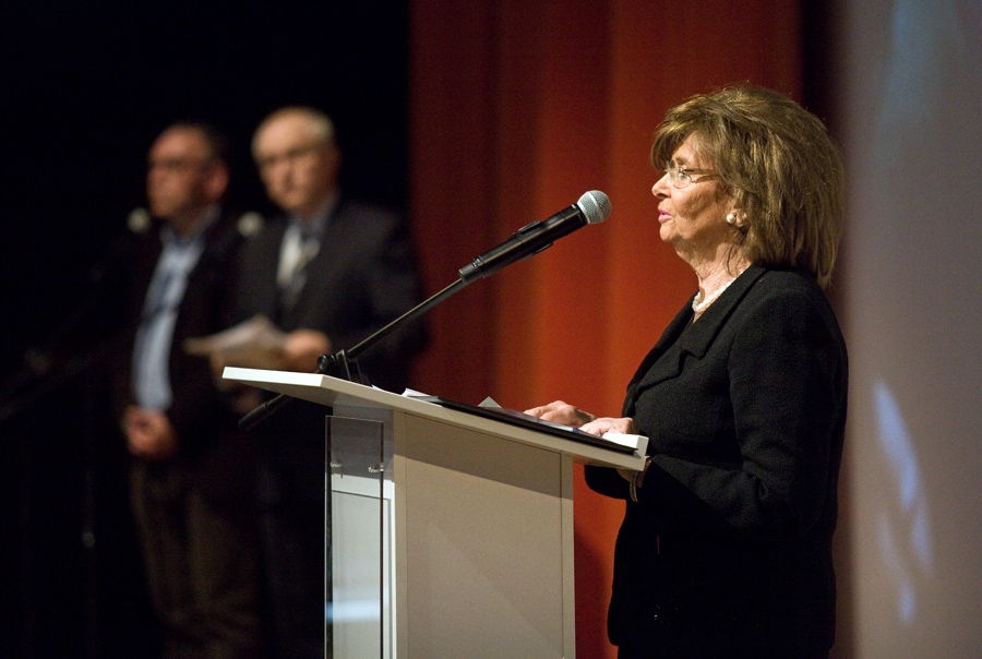 Kobieta stoi przy mównicy podczas premiery filmu "Biegnij, chłopcze, biegnij".