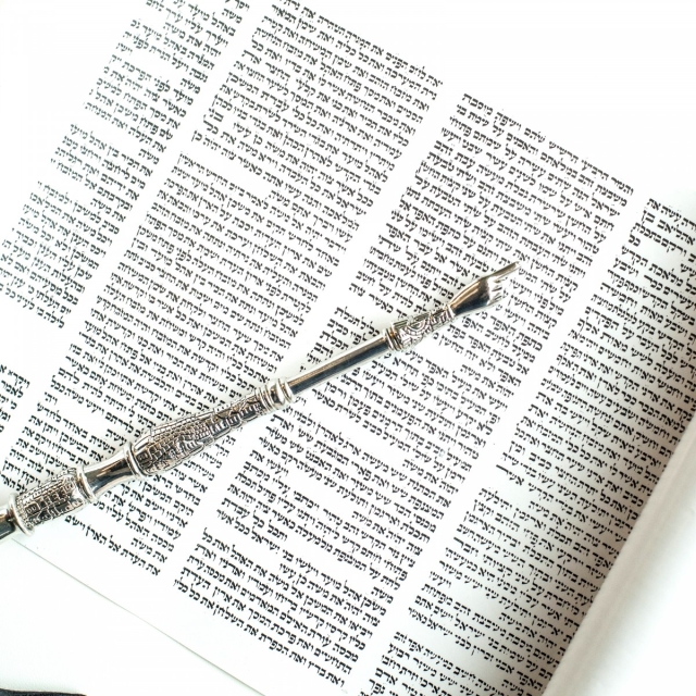 Zwój Tory. Część tekstu wskazuje jad (wskaźnik liturgiczny w judaizmie).