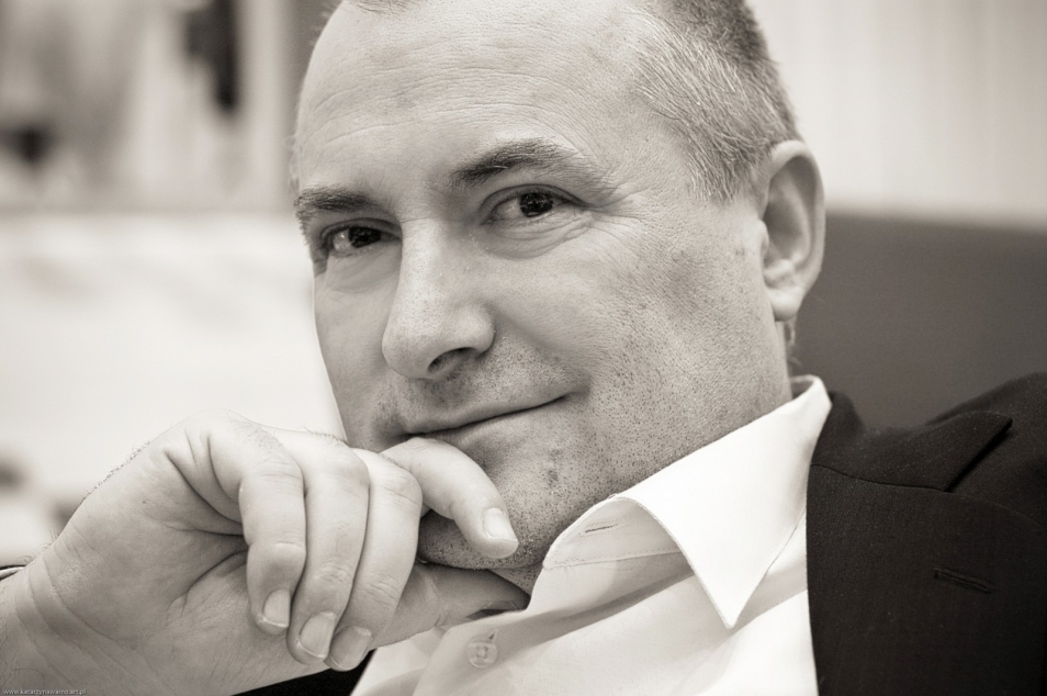 Bogdan Hołownia. Mężczyzna trzyma zgiętą dłoń na brodzie.