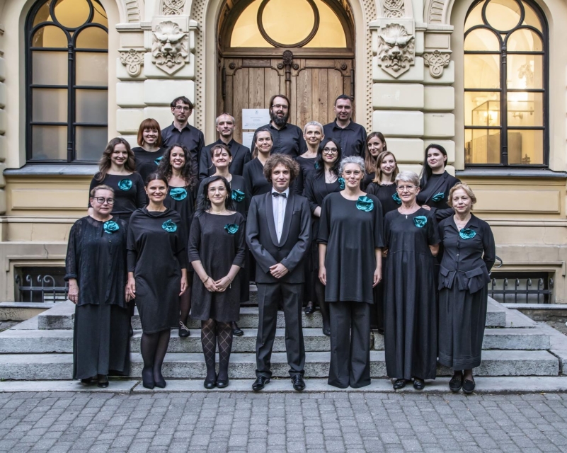 Chór Żydowski CLiL, Chórzyści i chórzystki wraz z dyrygentem stoją w czterech rzędach na schodach do budynku