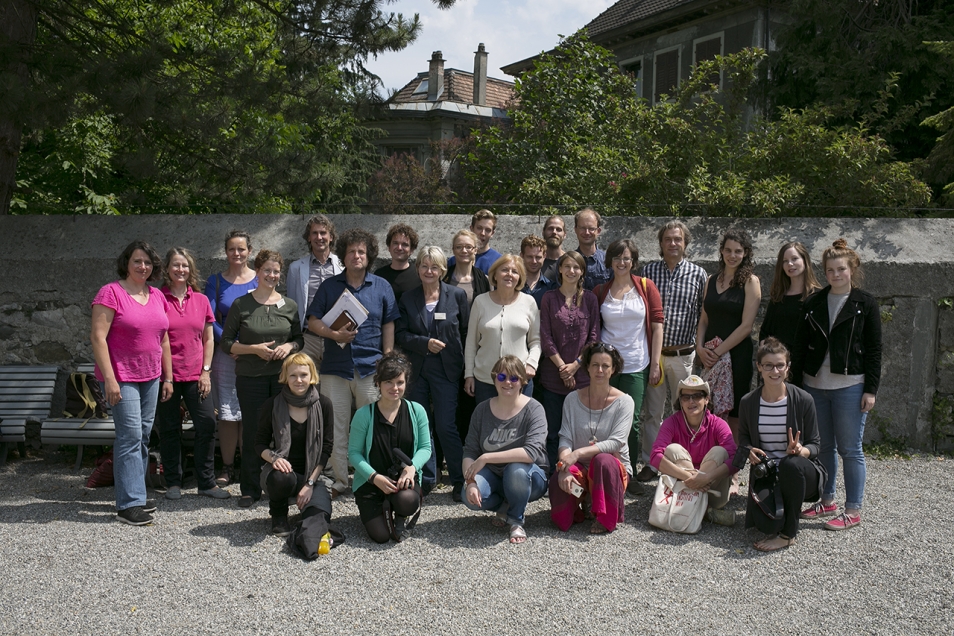 Duża grupa osób pozuje do wspólnej fotografii.