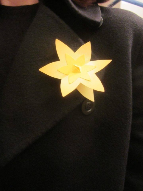 The Warsaw Ghetto Uprising Campaign 2019 - żonkil przypięty do ubrania.