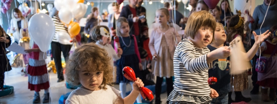 duża grupa dzieci podczas zabawy balonami i instrumentami muzycznymi