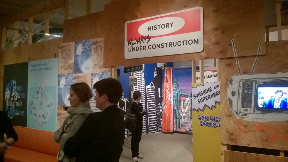 Kilkoro zwiedzających w Oakland Museum.