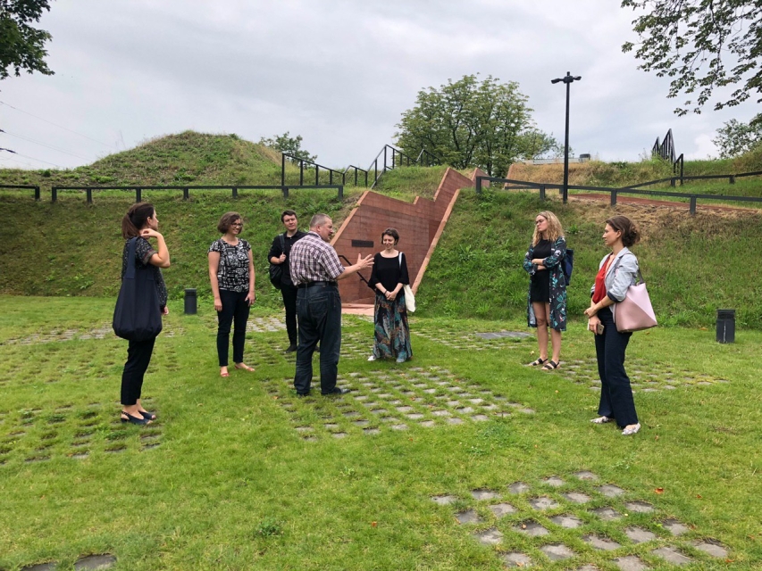 Podsumowanie projektu "EDU-NET: EAST. Przez edukację nieformalną do nowych liderów”. Na zdjęciu: uczestnicy programu podczas oprowadzania kuratorskiego po Muzeum Katyńskim w Warszawie