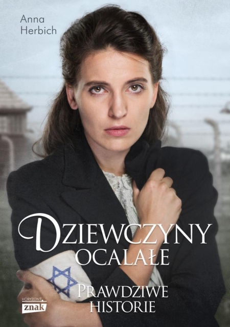 Okładka książki "Dziewczyny ocalałe", na której znajduje się młoda kobieta z długimi ciemnymi włosami, na rękawie ciemnej marynarki ma opaskę z gwiazdą Dawida