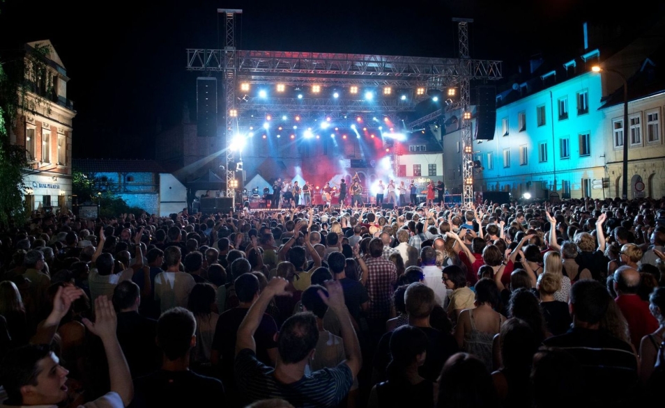 Publiczność pod sceną podczas Festiwalu Kultury Żydowskiej.