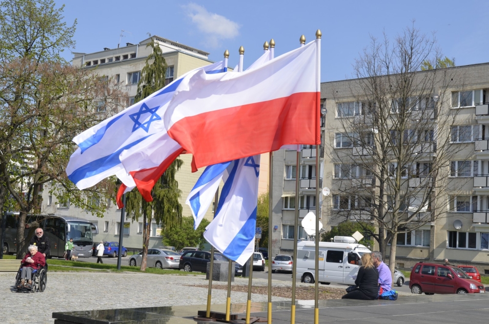 Polskie i izraelskie flagi.