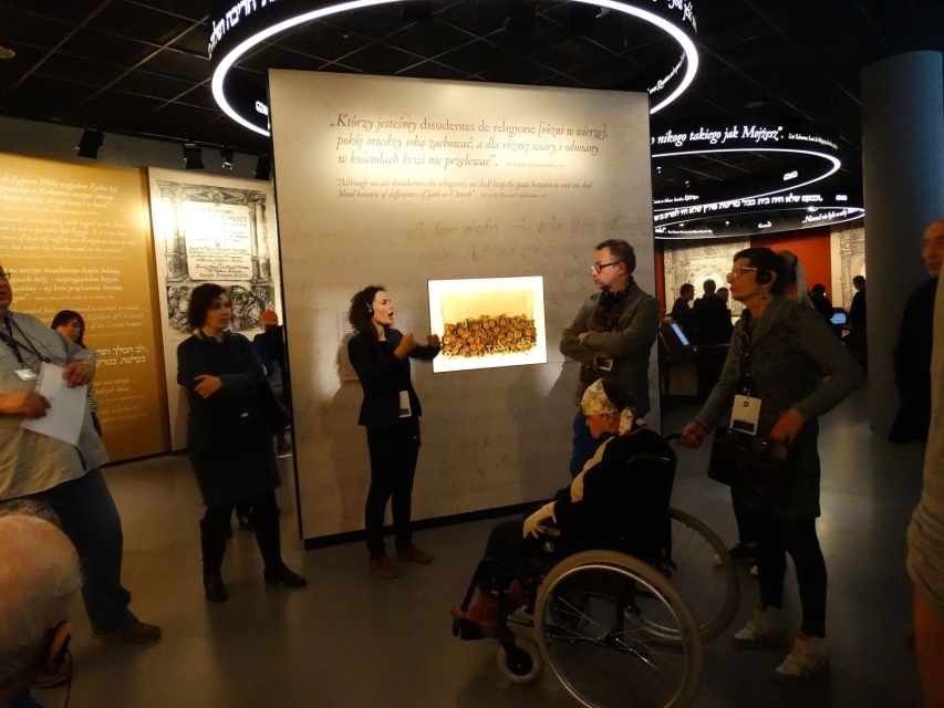 Zwiedzanie dla osób z niepełnosprawnościami w Muzeum POLIN.