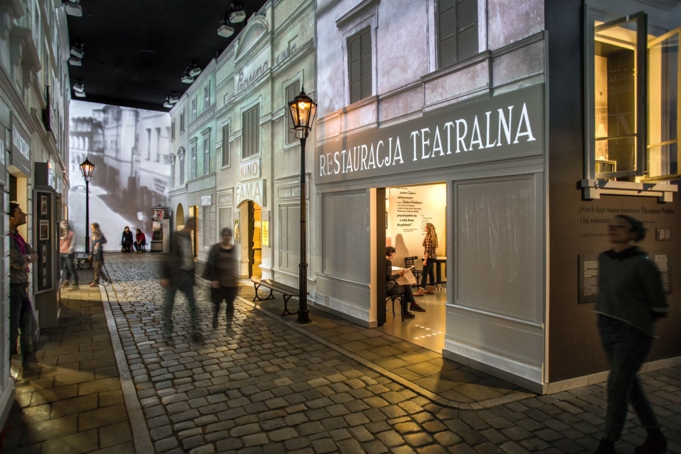 Uliczka - galeria 6 wystawy stałej Muzeum POLIN - brukowana uliczka, wzdłuż której zainscenizowane zostały wejścia do sklepów, kawiarni, kina