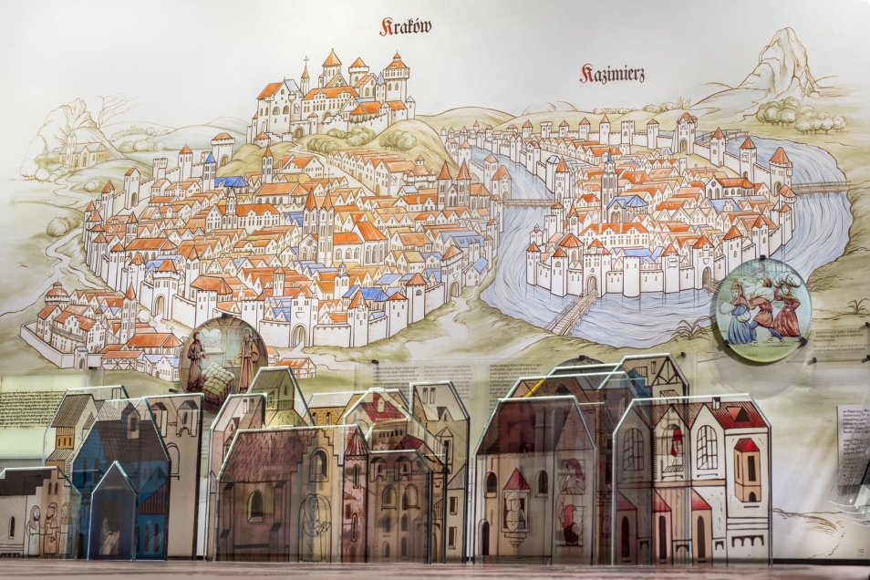 Galeria "Pierwsze spotkania" na wystawie stałej w Muzeum POLIN. Na ścianie malowidło przedstawiające zabudowę Warszawy, poniżej kamienice.