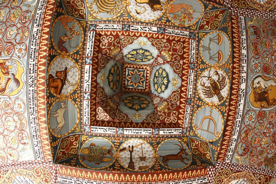 Widziany od spodu strop synagogi w Gwoźdźcu - wielobarwnej rekonstrukcji, która znajduje się na wystawie "1000 lat historii Żydów polskich" w Muzeum POLIN