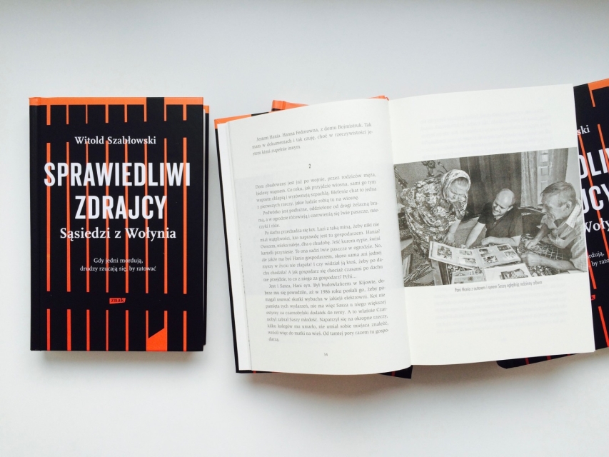 Okładka książki "Sprawiedliwi zdrajcy". Obok ta sama książka, tyle że otwarta.