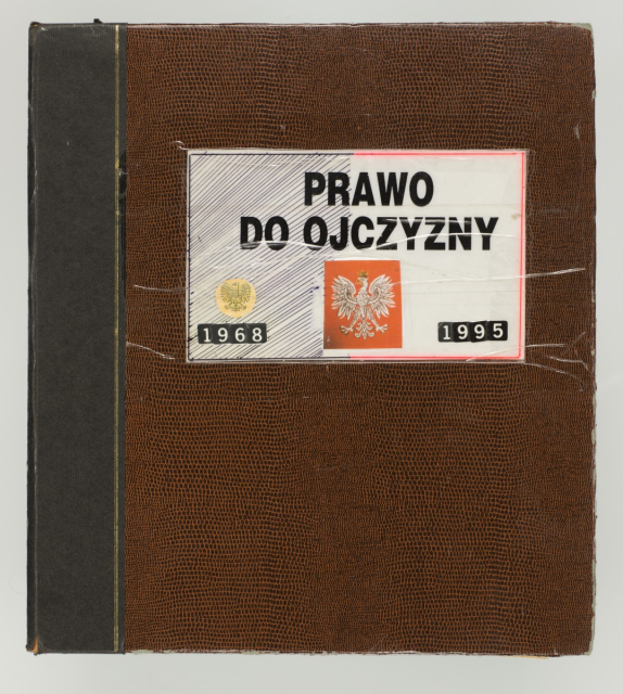 Stary zeszyt z napisem prawo do Ojczyzny, datami 1968 i 1995 oraz godłem Polski.