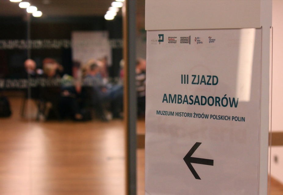 Tablica z napisem III zjazd ambasadorów i strzałką w bok.