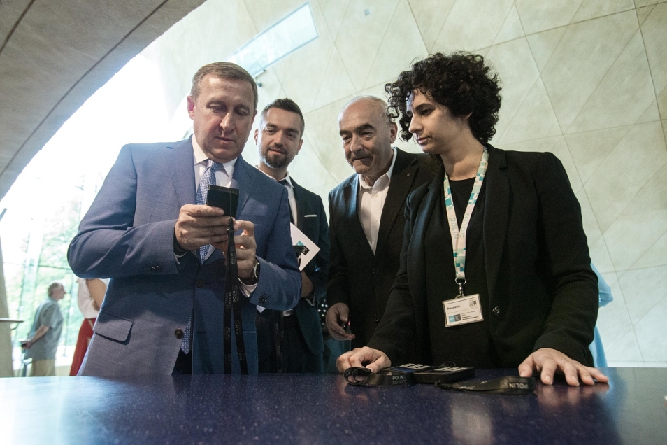 dyrektor Polin i ambasador Ukrainy ze współpracownikami w holu Muzeum Polin