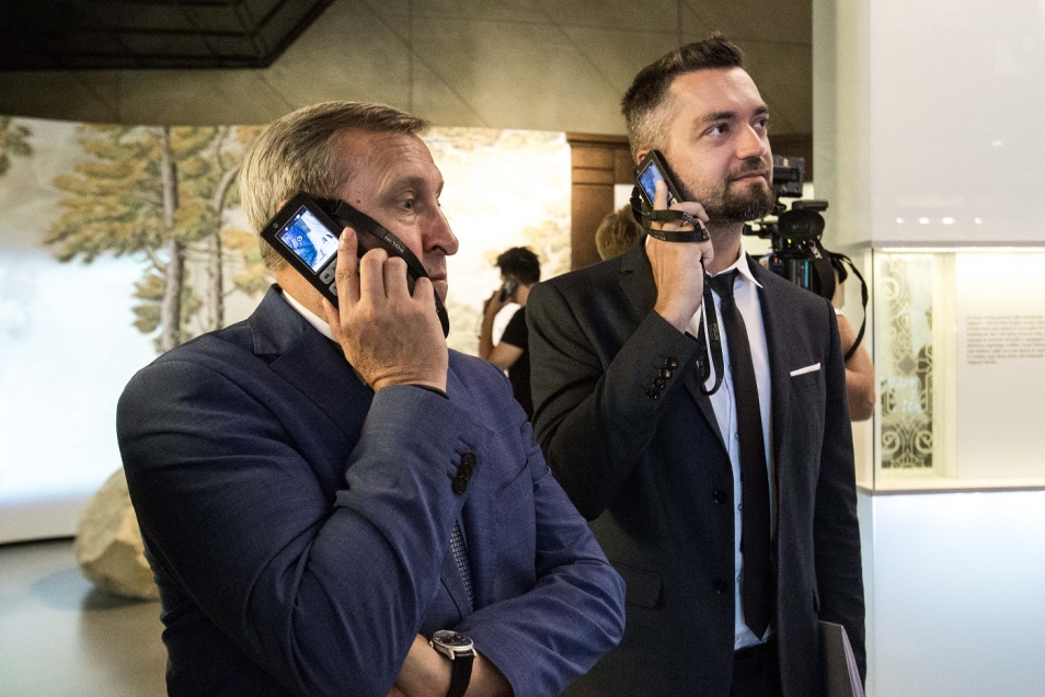 Ambasador Ukrainy ze współpracownikiem zwiedza wystawę stałą z audioprzewodnikami