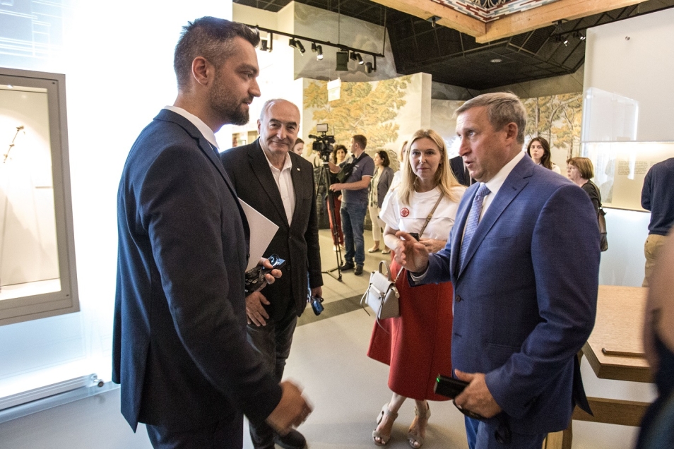 dyrektor Polin Stępiński i ambasador Ukrainy Deszczycia oraz goście na wystawie stałej w Muzeum Polin