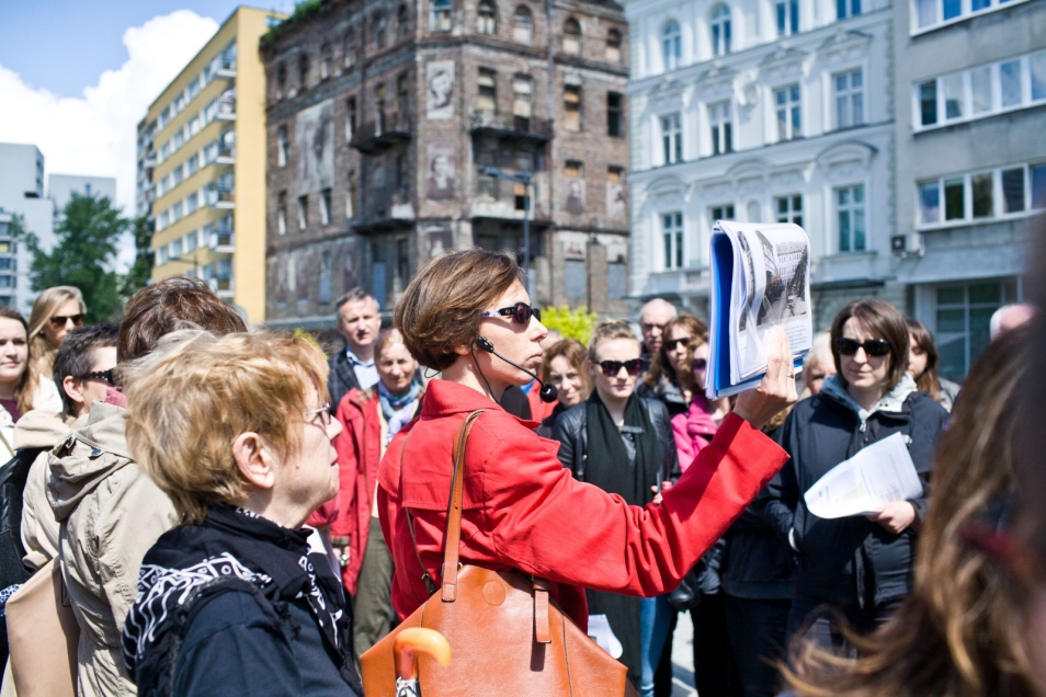 Grupa ludzi na spacerze po Warszawie.