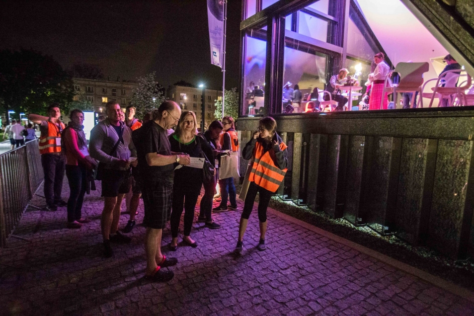 Noc Muzeów 2017. Kolejka przed budynkiem Muzeum POLIN.
