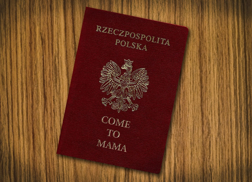 Paszport RP, na dole dokumentu napis come to mama.