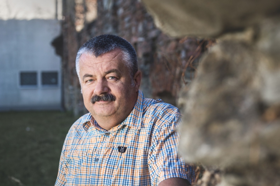Jacek Koszczan. Mężczyzna w średnim wieku. Ma bujne wąsy.
