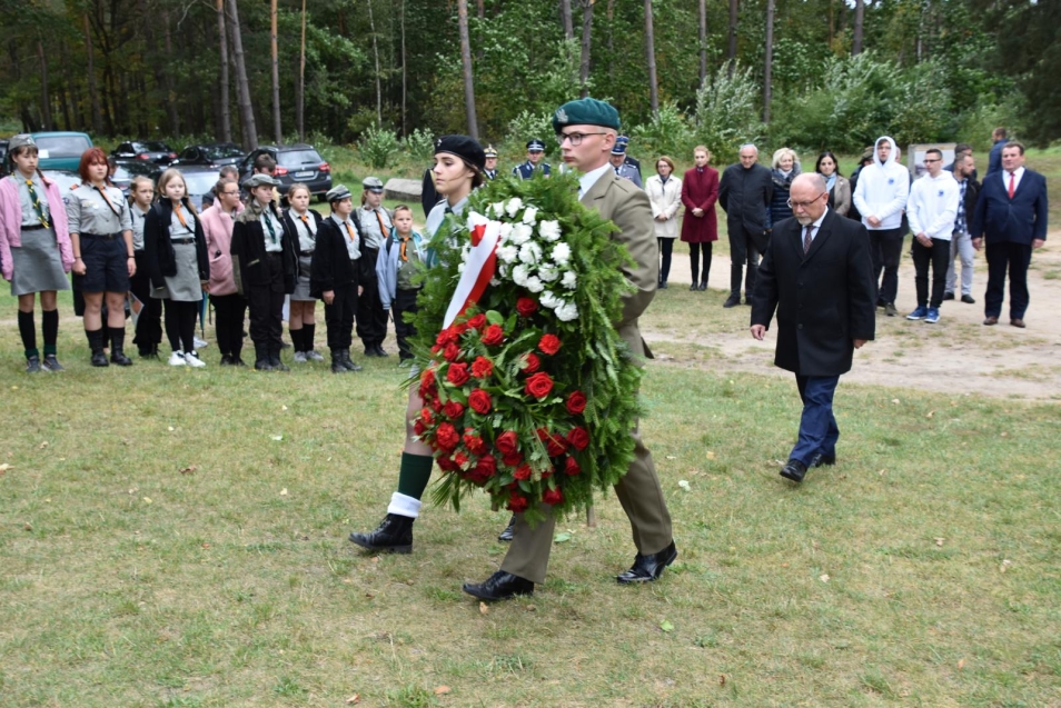 Wojewoda Mazowiecki Zdzisław Sipiera składa wieniec podczas uroczystości "Jesteśmy razem" w Treblince 