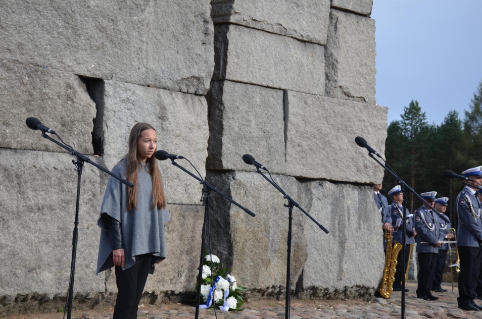 Jesteśmy Razem - uroczystość uczczenia ofiar pomordowanych w obozie w Treblince. Na zdjęciu: przedstawicielka młodzieży z Kosowa Lackiego wygłasza mowę podczas uroczystości upamiętnienia ofiar obozu w Treblince